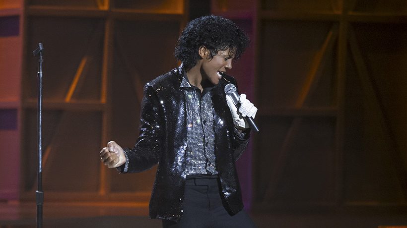 Jaafar Jackson como Michael Jackson em cena de performance no palco na cinebiografia Michael.