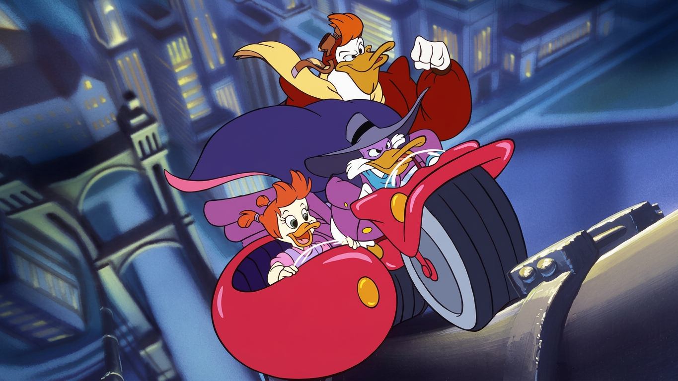 Darkwing Duck pilota uma motocicleta vermelha com Gosalyn no sidecar e Capitão Bóing atrás, à noite.